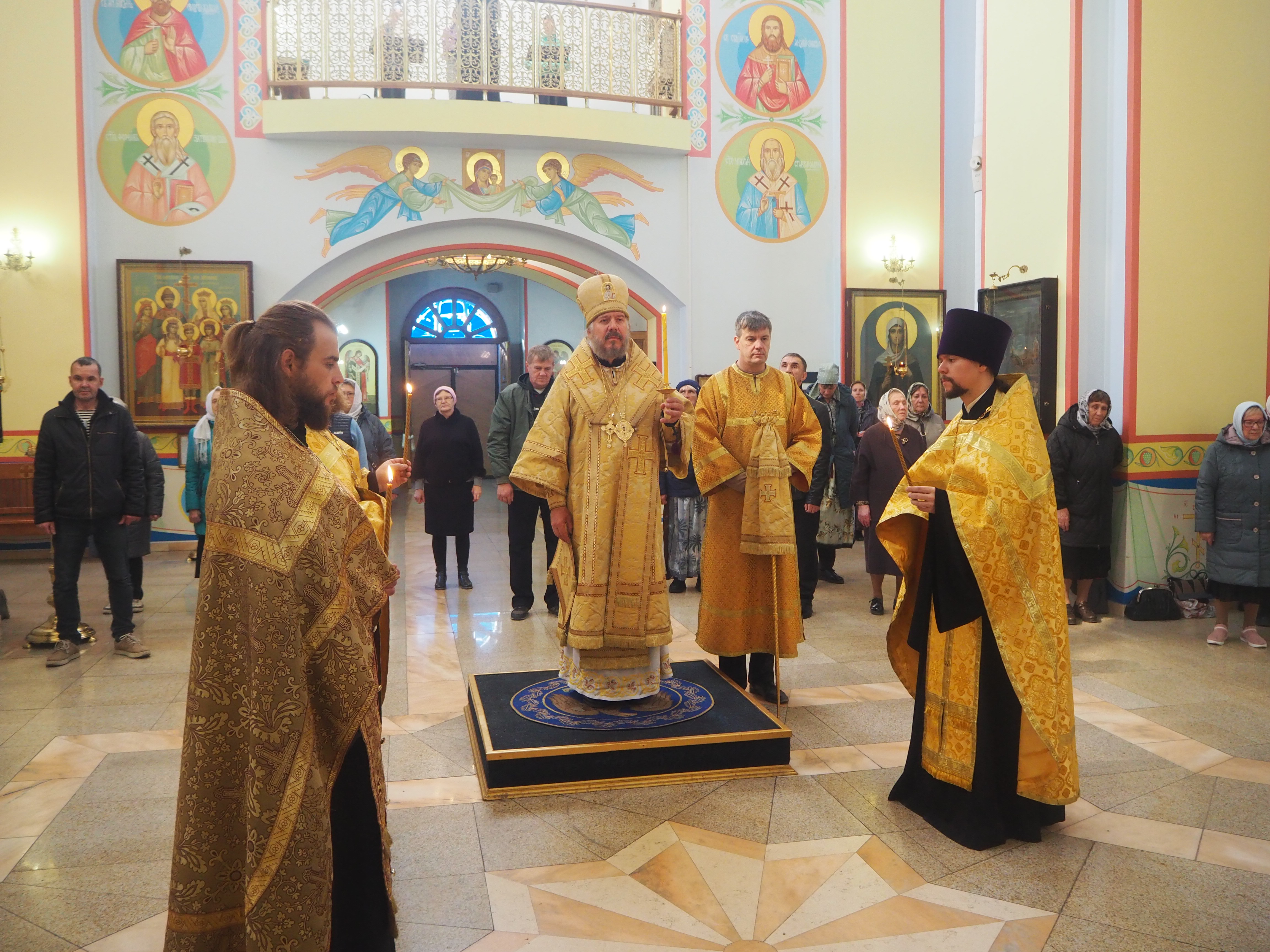 Епископ Находкинский и Преображенский Николай возглавил всенощное бдение в Казанском соборе.