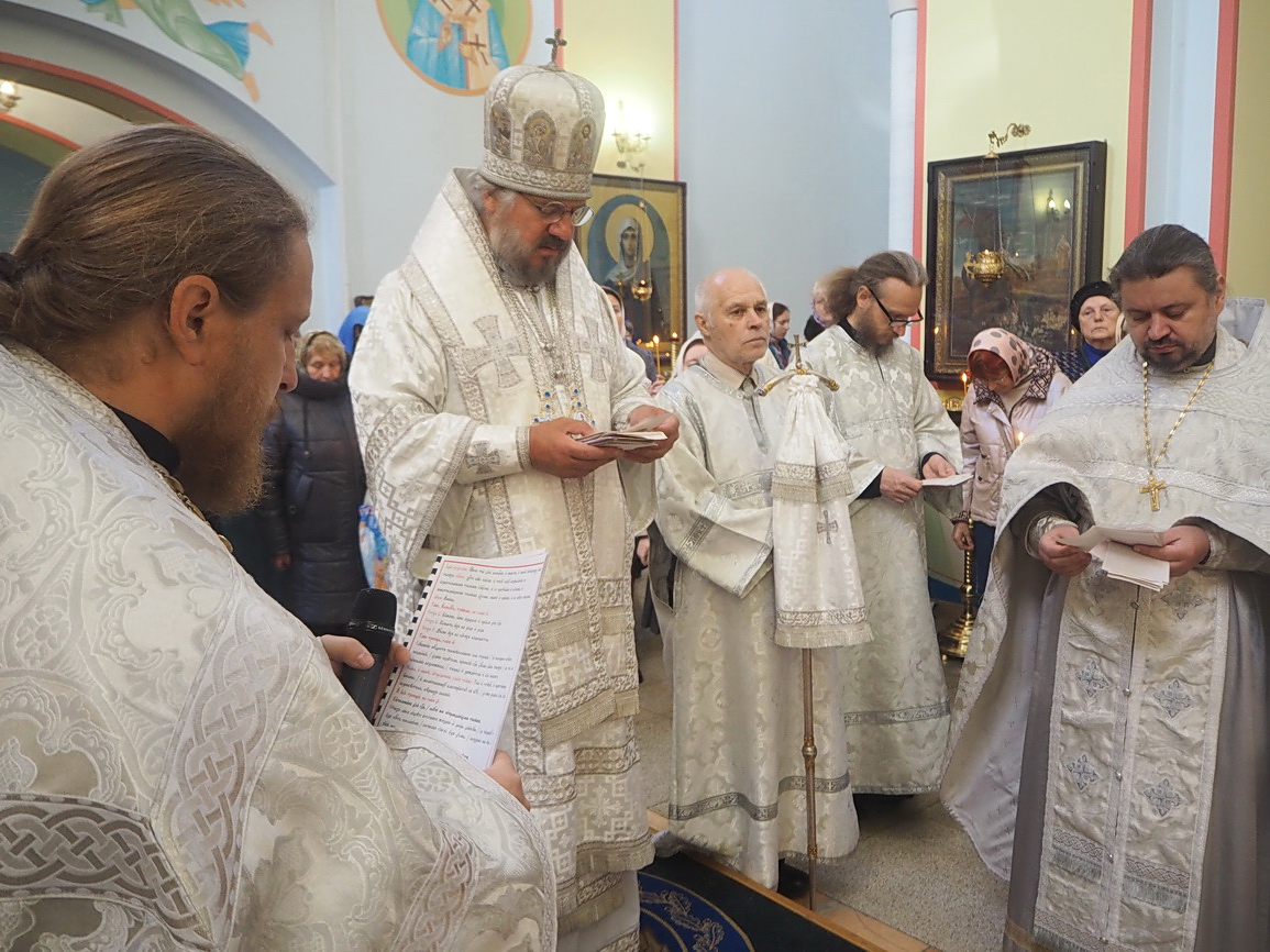 В Дмитриевскую родительскую субботу епископ Находкинский и Преображенский Николай возглавил Божественную литургию в Казанском Кафедральном соборе г. Находки.