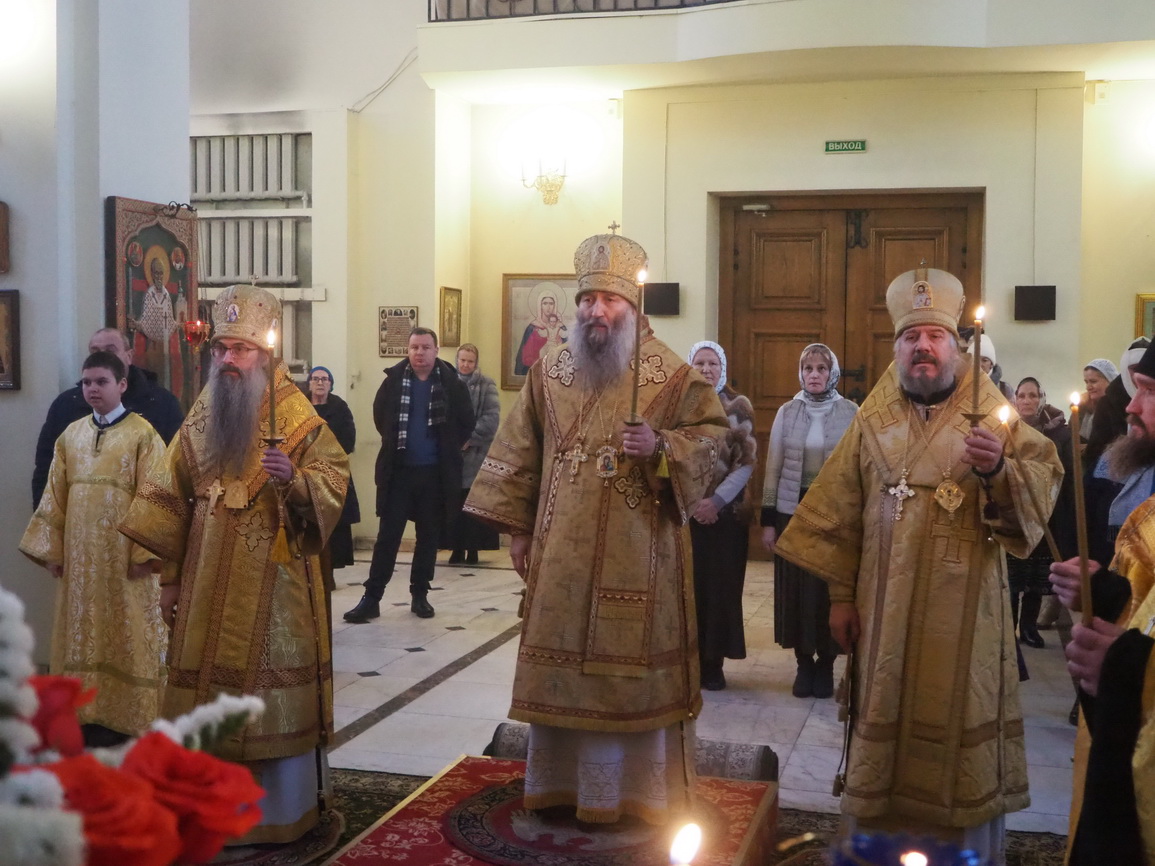 Сонм архипастырей совершил всенощное бдение в Благовещенском соборе Арсеньева.