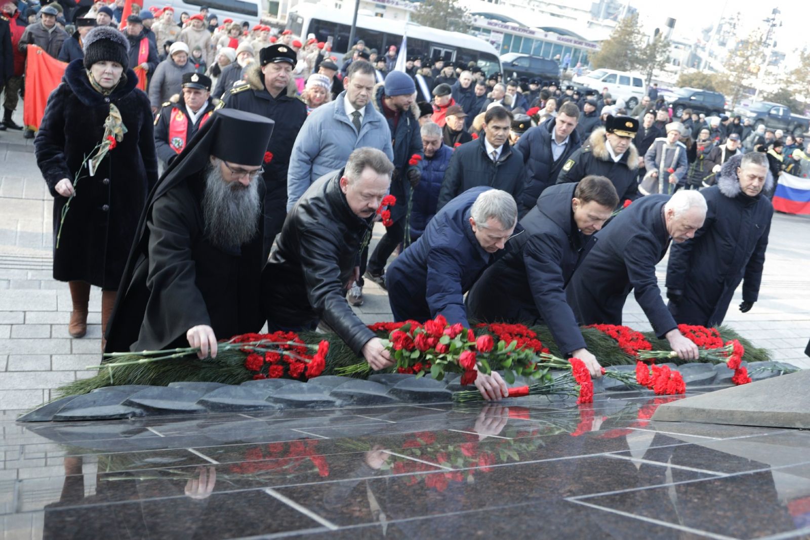 В День Защитника Отечества епископ Уссурийский Иннокентий возложил цветы к Воинскому Мемориалу