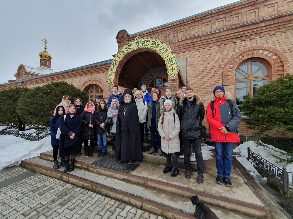 Студенты кафедры теологии ДВФУ посетили мужской монастырь Серафима Саровского