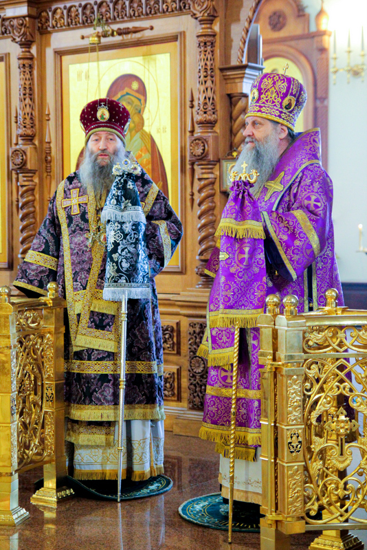 Епископ Арсеньевский и Дальнегорский Гурий сослужил во время Божественной литургии митрополиту Хабаровскому и Приамурскому Артемию в Неделю Крестопоклонную в главном соборе Хабаровска (+ Фото)