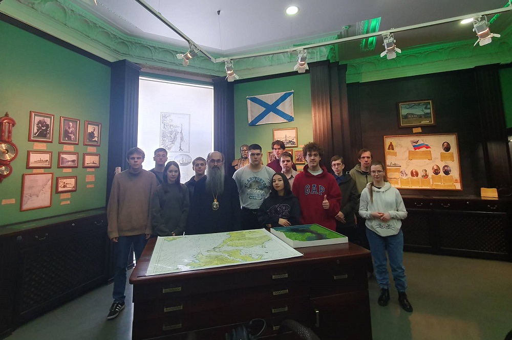 Епископ Иннокентий со студентами ДВФУ посетили музей истории Дальнего Востока