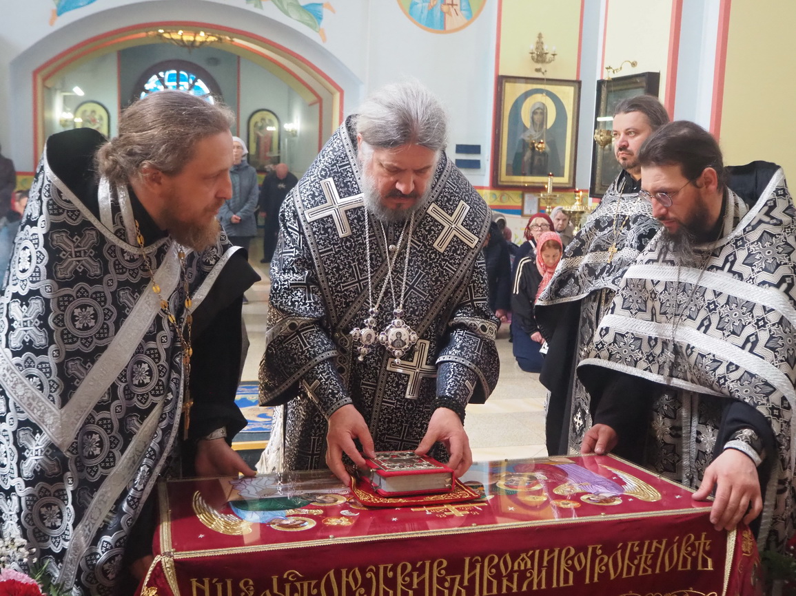 В Великую пятницу, епископ Находкинский и Преображенский Николай совершил вечерню с выносом Плащаницы Спасителя в Казанском Кафедральном соборе г. Находки.