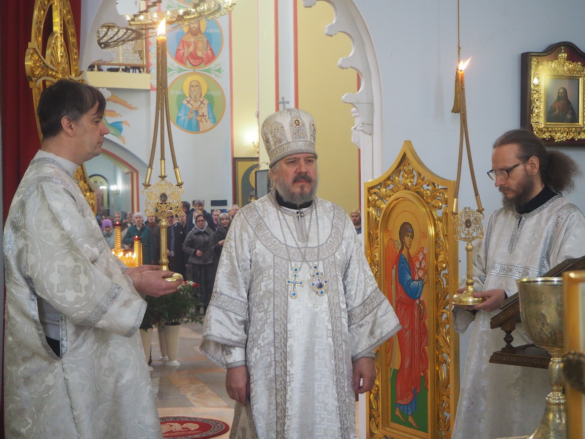 В Великую субботу епископ Находкинский и Преображенский Николай совершил вечерню с чтением 15-и паремий и Божественную литургию свт. Василия Великого в Казанском Кафедральном соборе г. Находки.