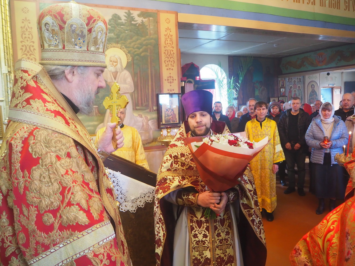 В Светлый понедельник епископ Находкинский и Преображенский Николай совершил Божественную литургию в храме в честь Рождества Христова г. Находки.