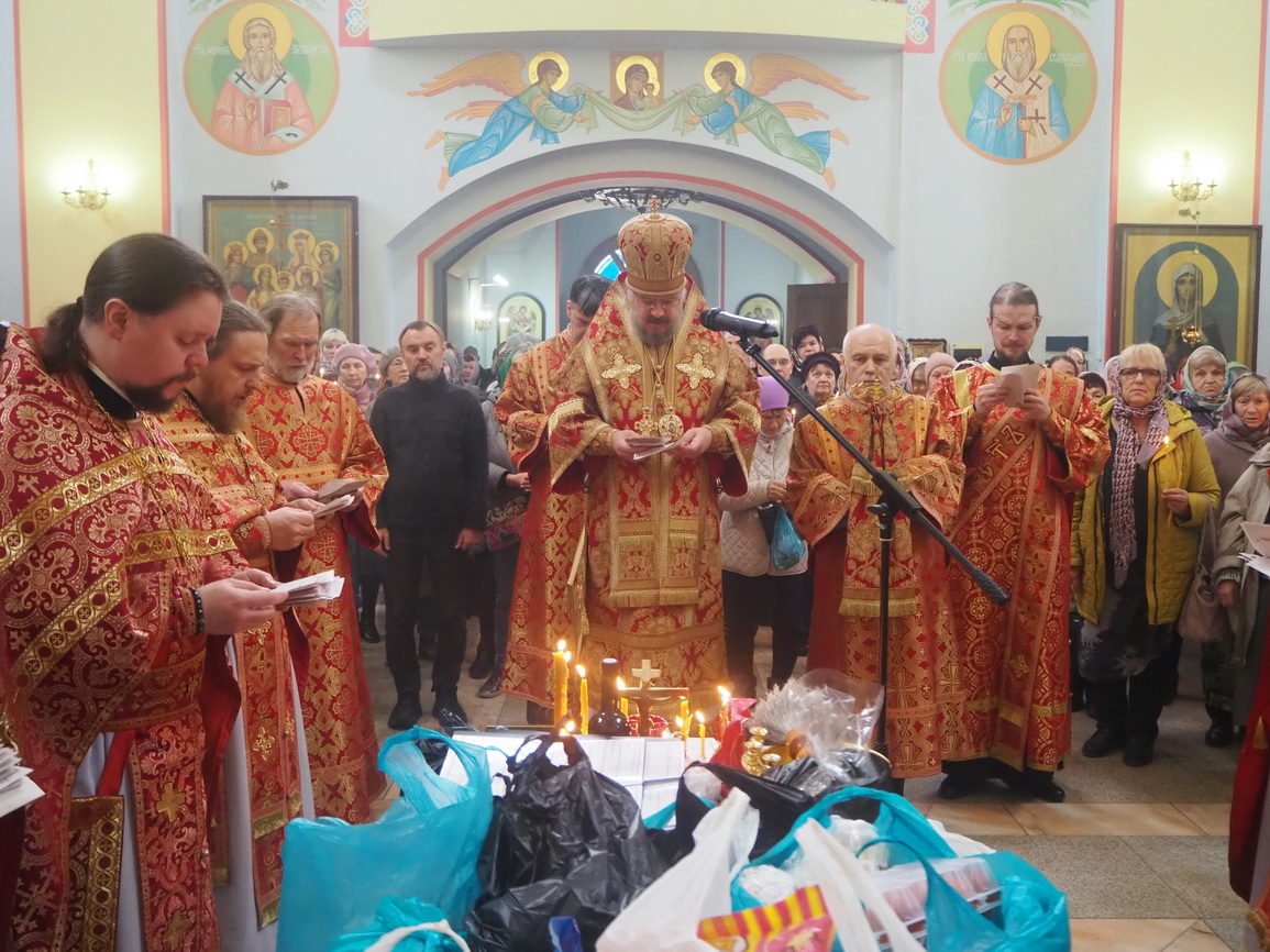 Во вторник Фоминой недели (Радоницу), епископ Находкинский и Преображенский Николай совершил Божественную литургию в Казанском Кафедральном соборе г. Находки.
