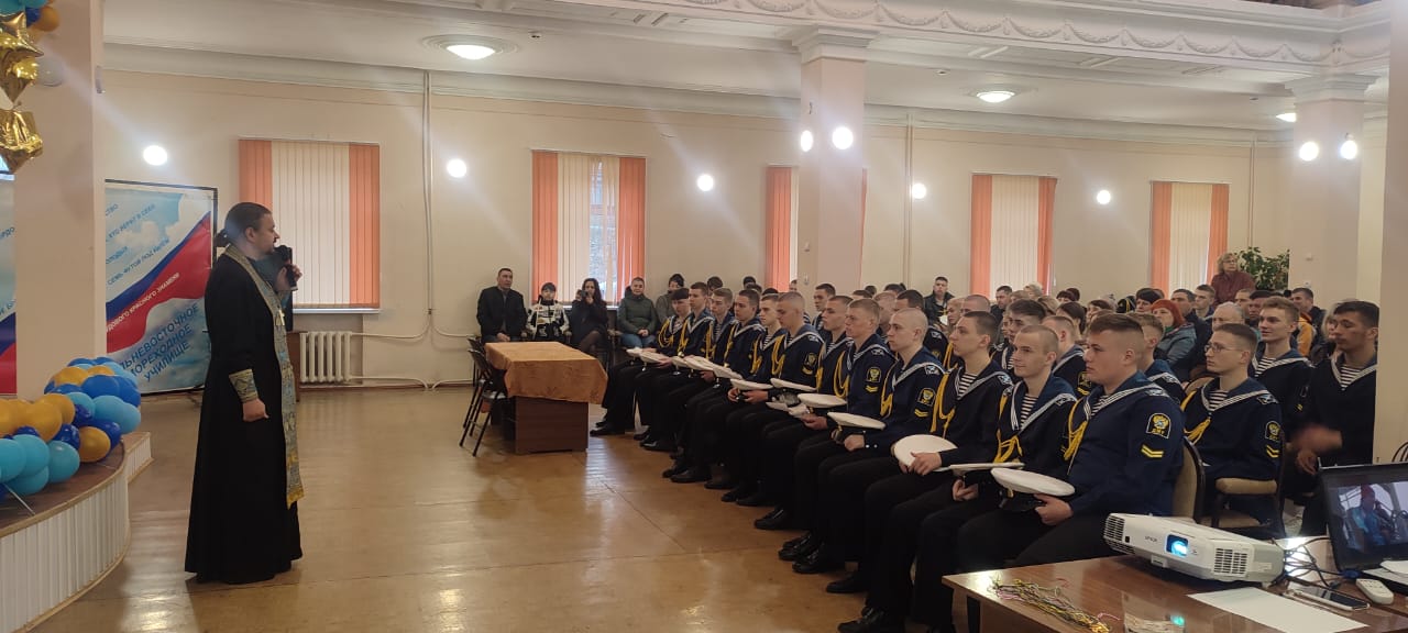 Находкинских курсантов благословили в первый рейс на "Палладе".