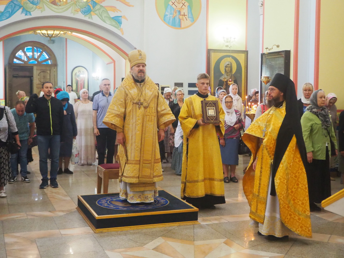 В Неделю 6-ю по Пятидесятнице епископ Находкинский и Преображенский Николай совершил Божественную литургию свт. Иоанна Златоуста в Казанском Кафедральном соборе г. Находки.