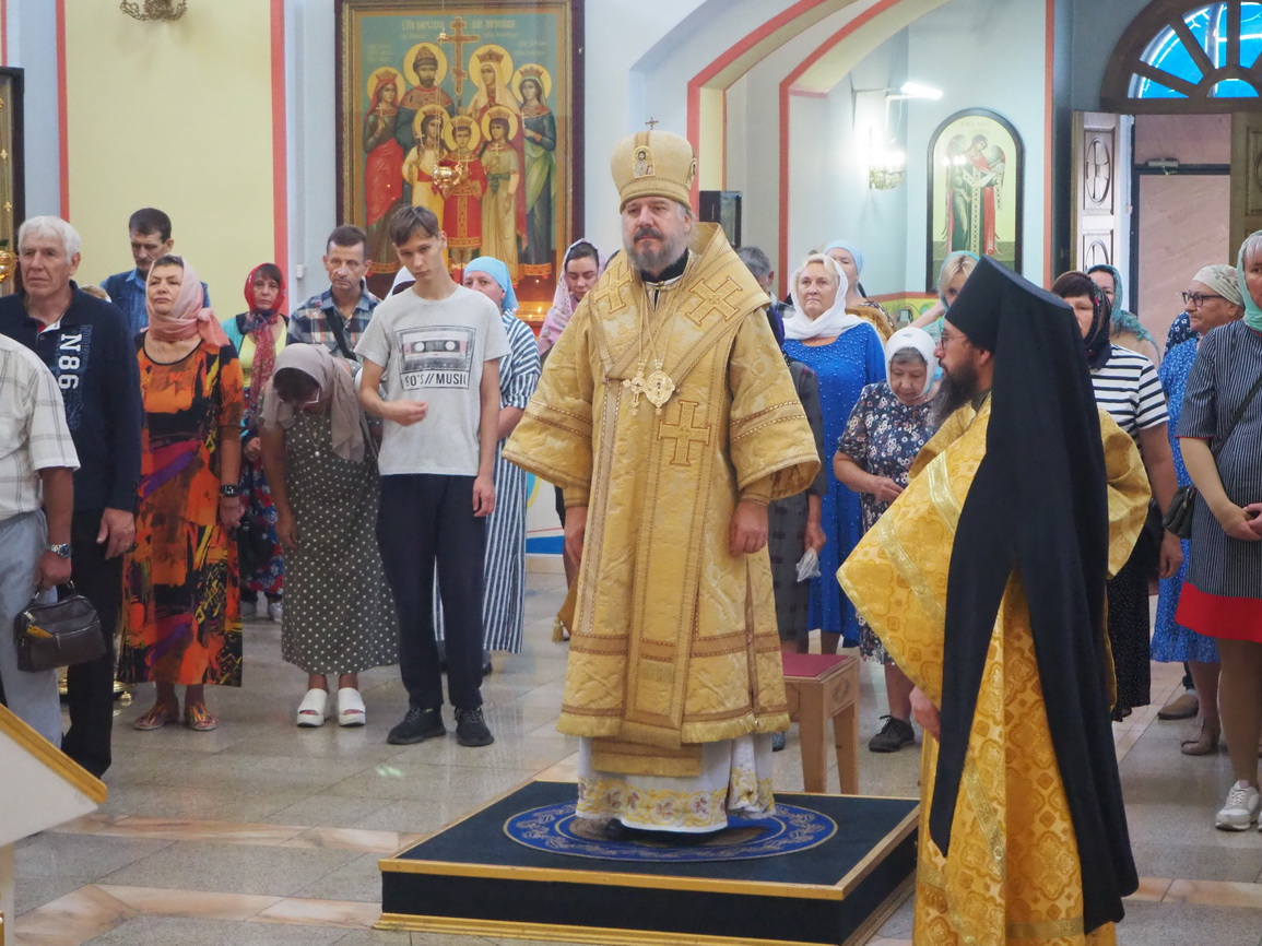 В Неделю 10-ю по Пятидесятнице епископ Находкинский и Преображенский Николай совершил Божественную литургию свт. Иоанна Златоуста в Казанском Кафедральном соборе г. Находки.