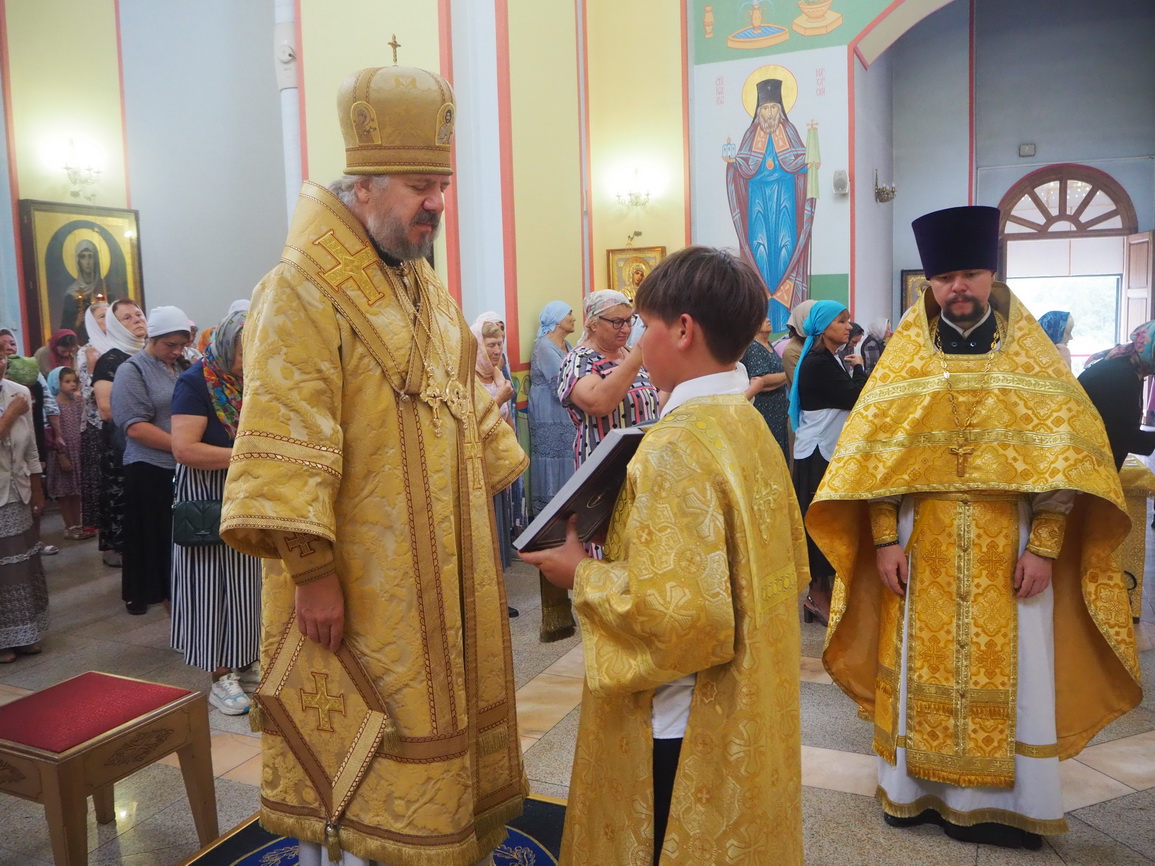 В Неделю 9-ю по Пятидесятнице епископ Находкинский и Преображенский Николай совершил Божественную литургию свт. Иоанна Златоуста в Казанском Кафедральном соборе г. Находки.