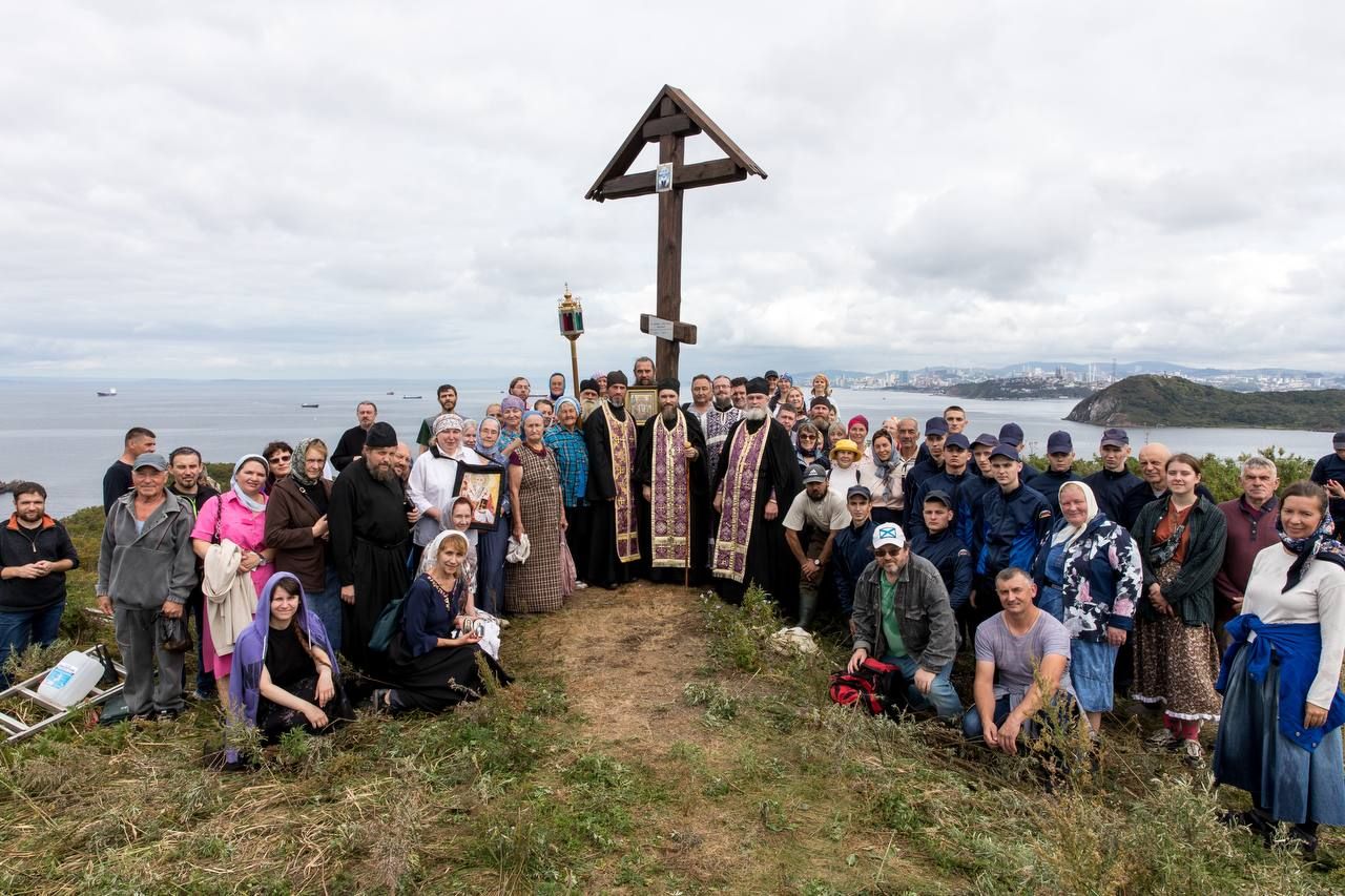 Братия и паломники Свято-Серафимовского монастыря установили новый Поклонный крест на острове Русский