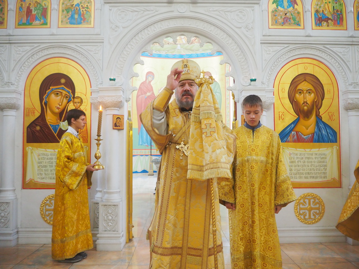 В Неделю 14-ю по Пятидесятнице епископ Находкинский и Преображенский Николай совершил Божественную литургию свт. Иоанна Златоуста в Казанском Кафедральном соборе г. Находки.