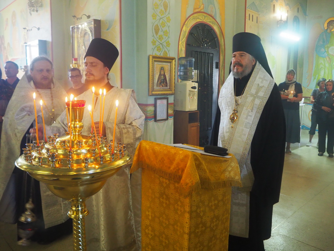 Епископ Николай совершил чин отпевания бывшего главы Находкинского городского округа Бориса Иннокентьевича Гладких.