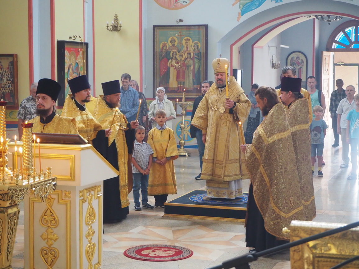 Епископ Находкинский и Преображенский Николай возглавил всенощное бдение в Казанском соборе.