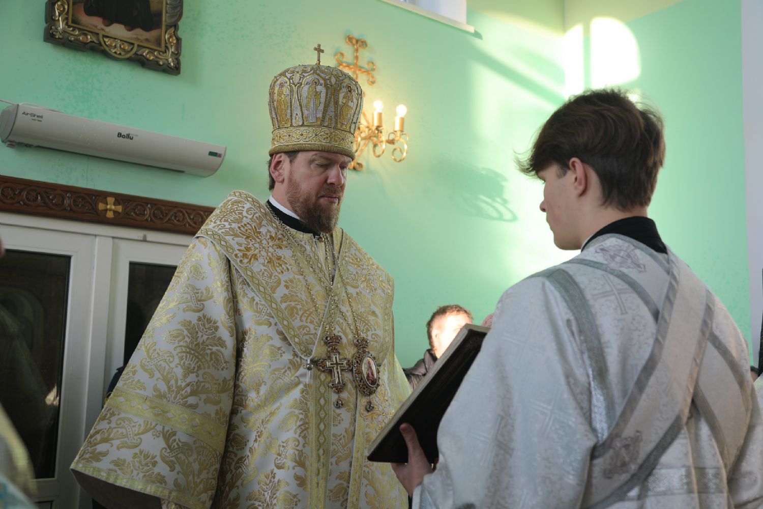 Митрополит Владимир совершил чин великого освящения храма в исправительной колонии № 41 и Божественную литургию