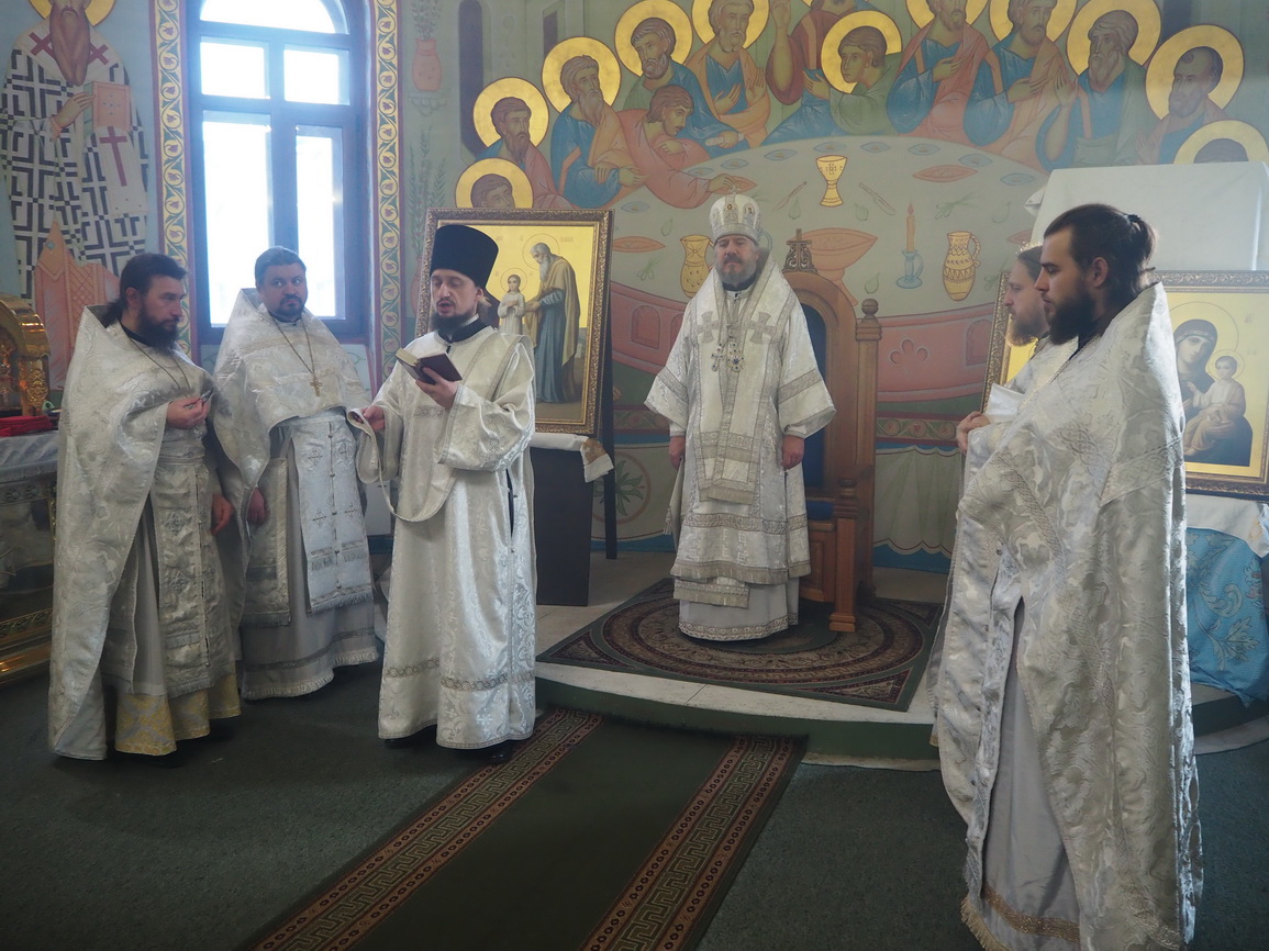 В Рождественский сочельник епископ Находкинский и Преображенский Николай возглавил праздничное богослужение в Казанском Кафедральном соборе г. Находки.