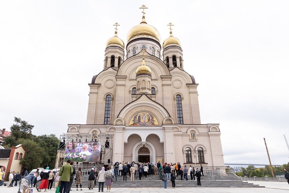 Патриарший наместник Московской митрополии совершил Великое освящение Спасо-Преображенского Кафедрального собора Владивостока (+ Фото)
