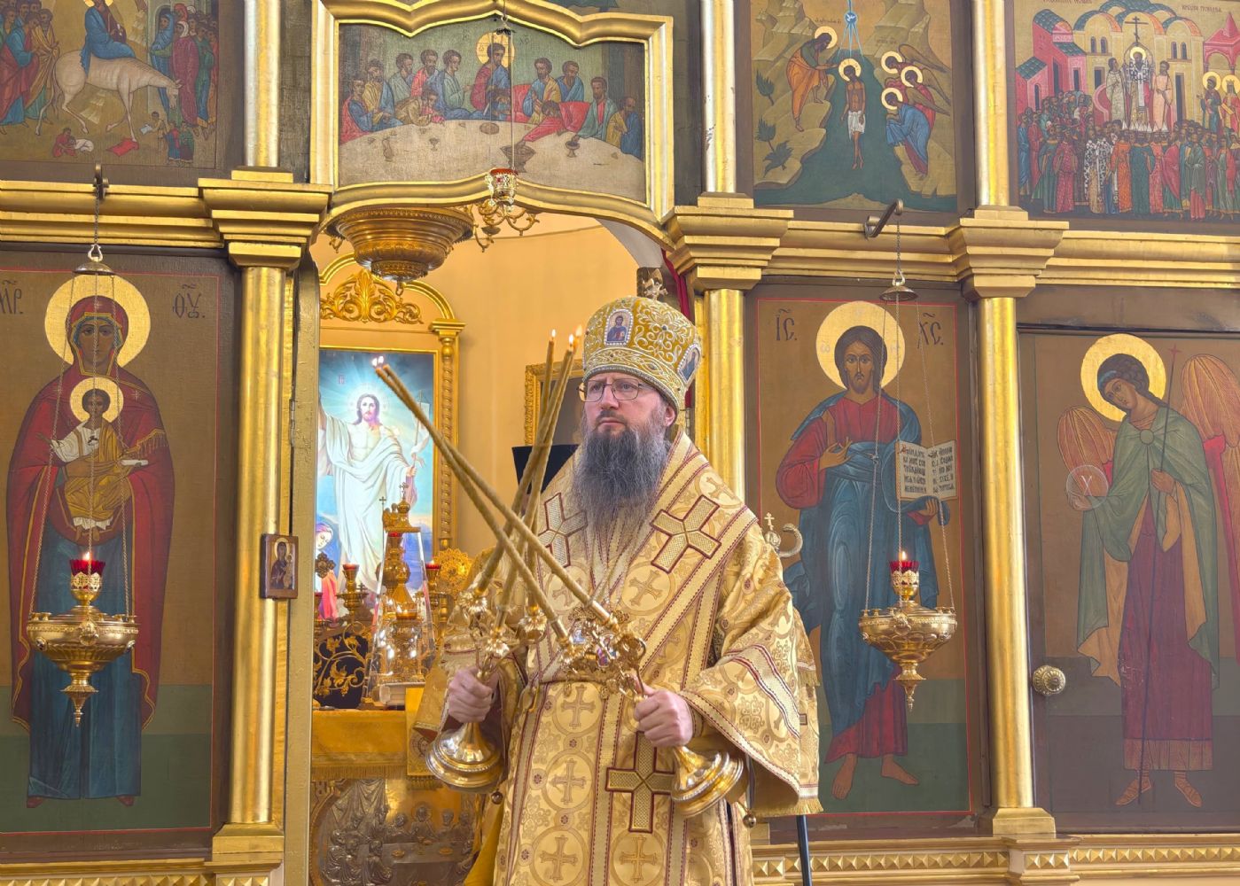 Глава Приморской митрополии совершил Божественную литургию в Свято-Никольском соборе