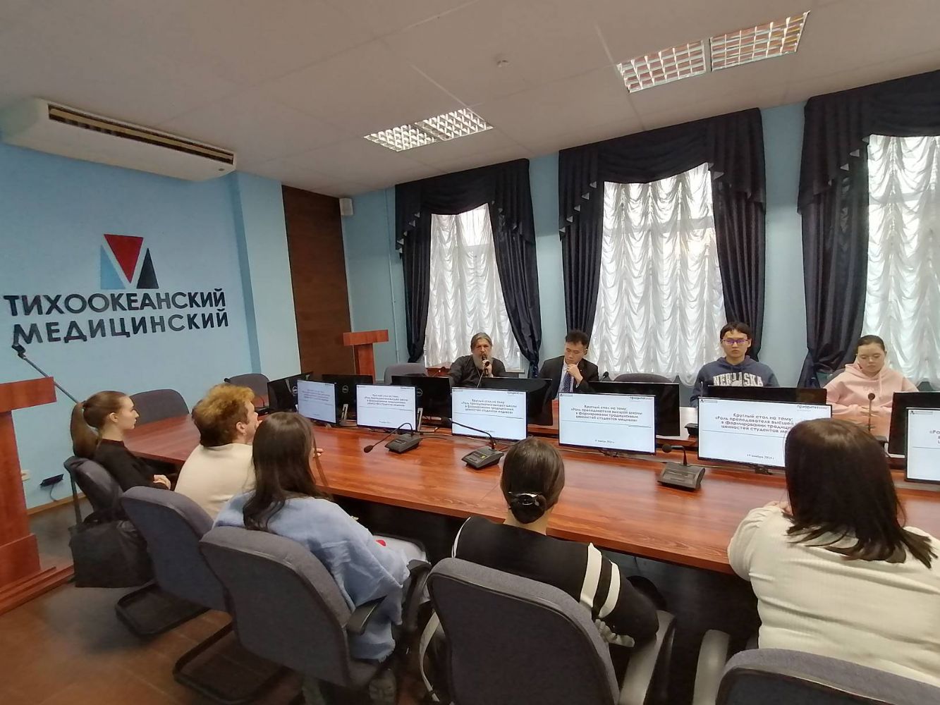 Глава социального отдела принял участие в круглом столе преподавателей высших учебных заведений