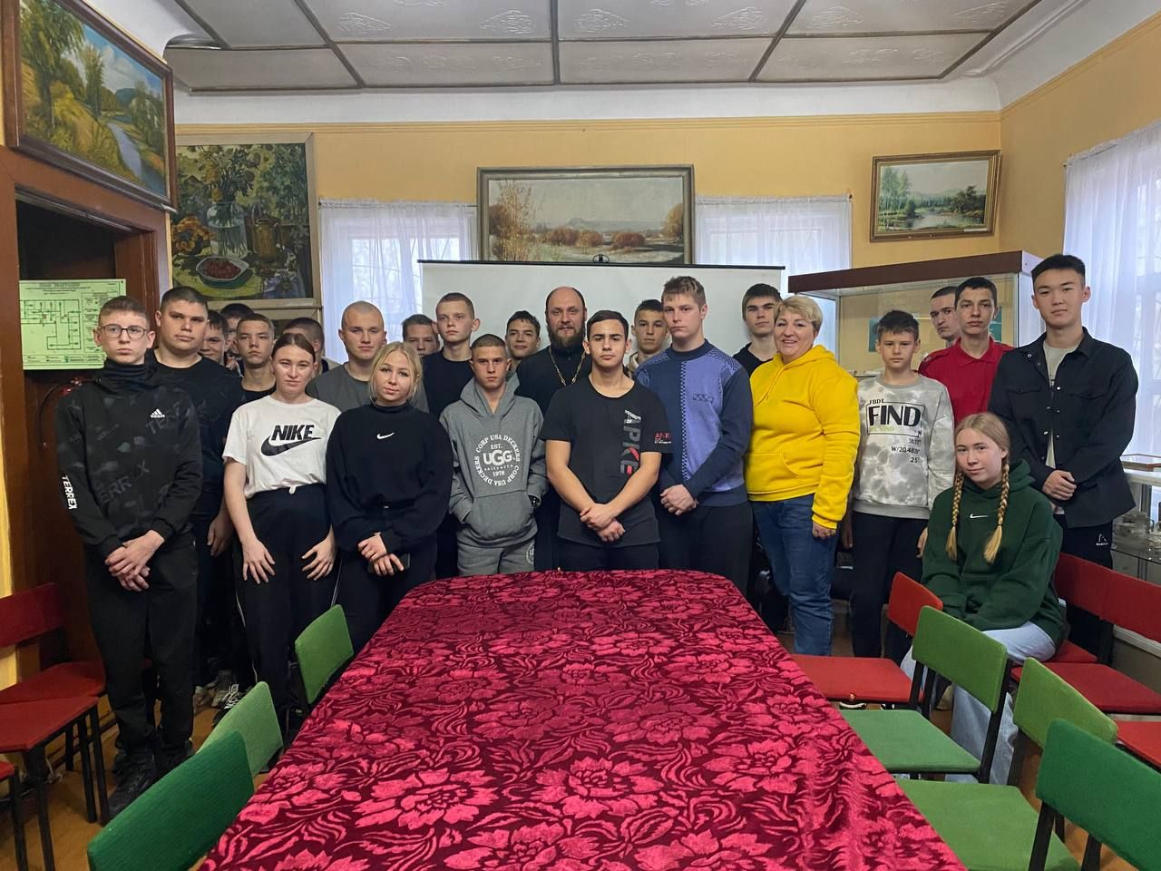 Священник поучаствовал в беседе со студентами колледжа и членами «Юнармии»