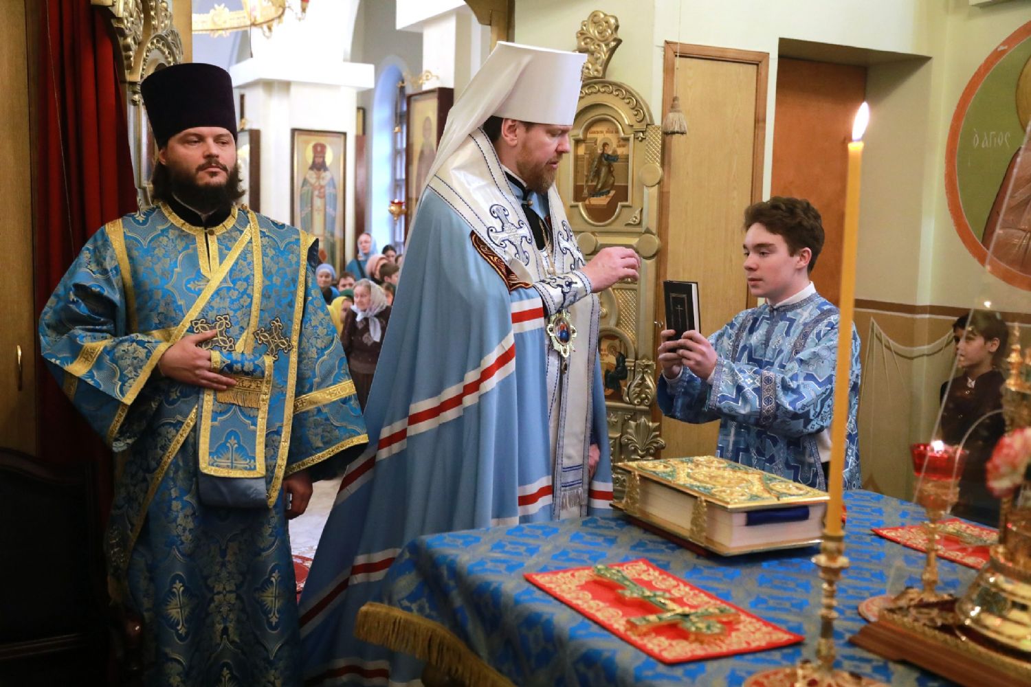 В канун праздника Сретения Господня митрополит Владимир совершил всенощное бдение в храме святых равноапостольных Кирилла и Мефодия