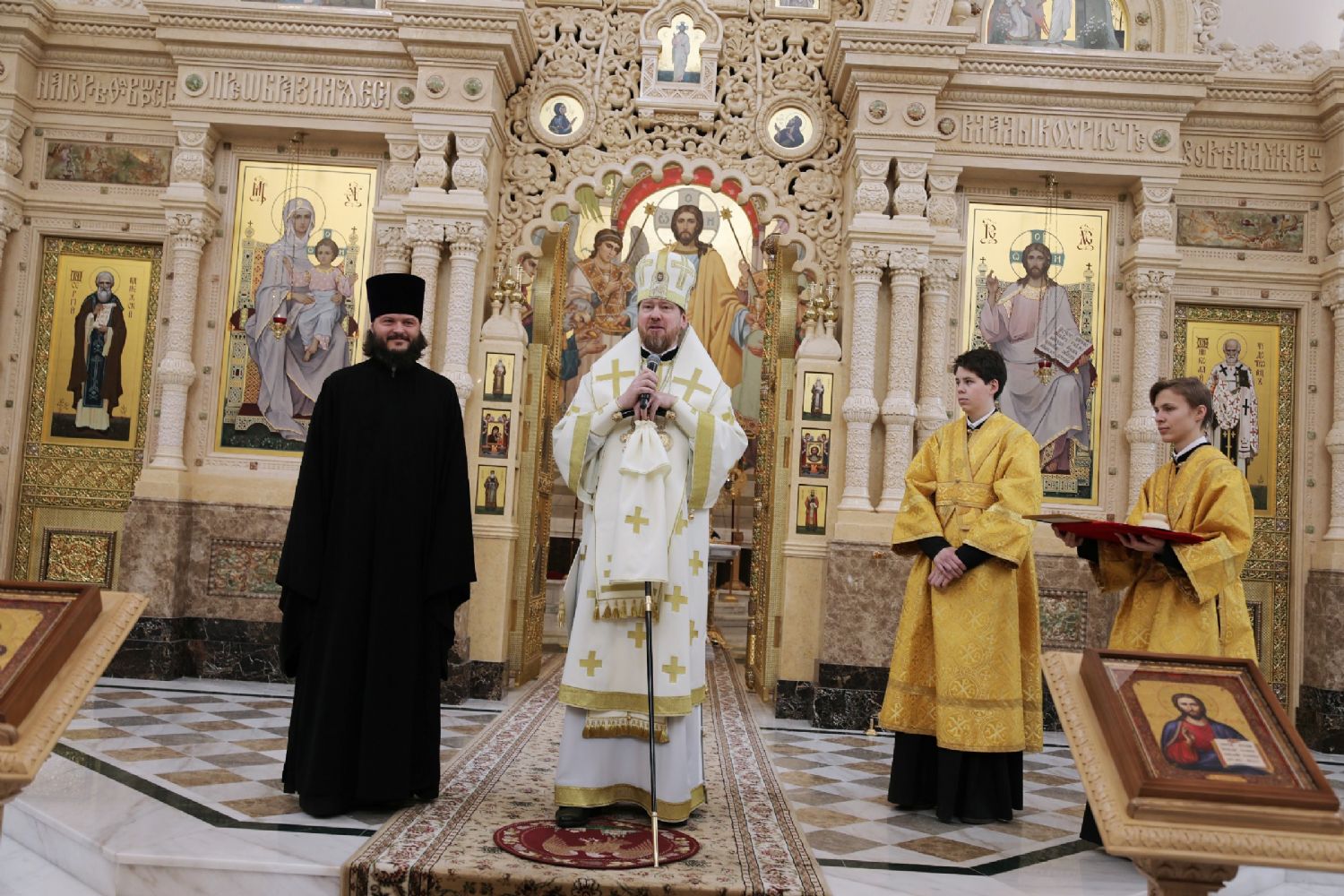 Глава Приморской митрополии совершил Божественную литургию в Спасо-Преображенском соборе