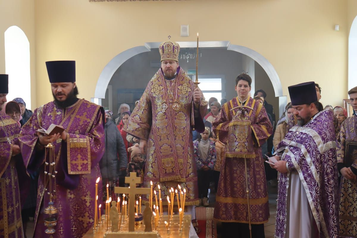 Глава Приморской митрополии совершил Божественную литургию и панихиду в Успенском храме поселка Пограничный