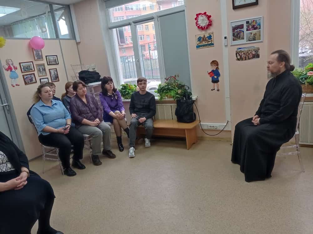 Священник поговорил о празднике Пасхи с учителями Международной школы нового тысячелетия