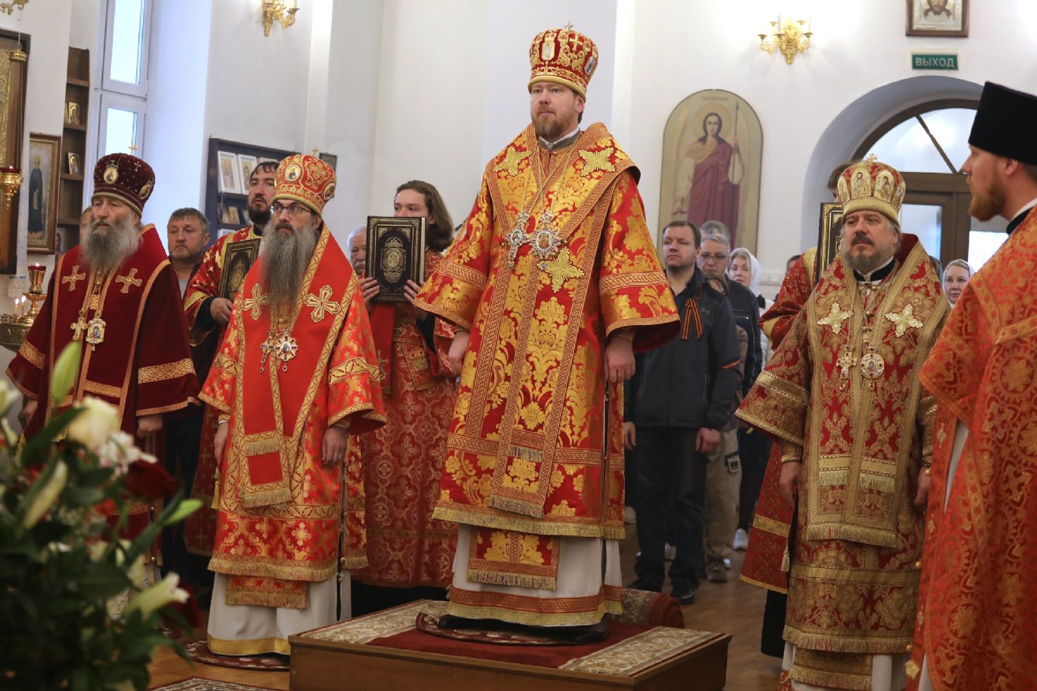 Архипастыри Приморской митрополии совершили литургию в Покровском храме города Артема