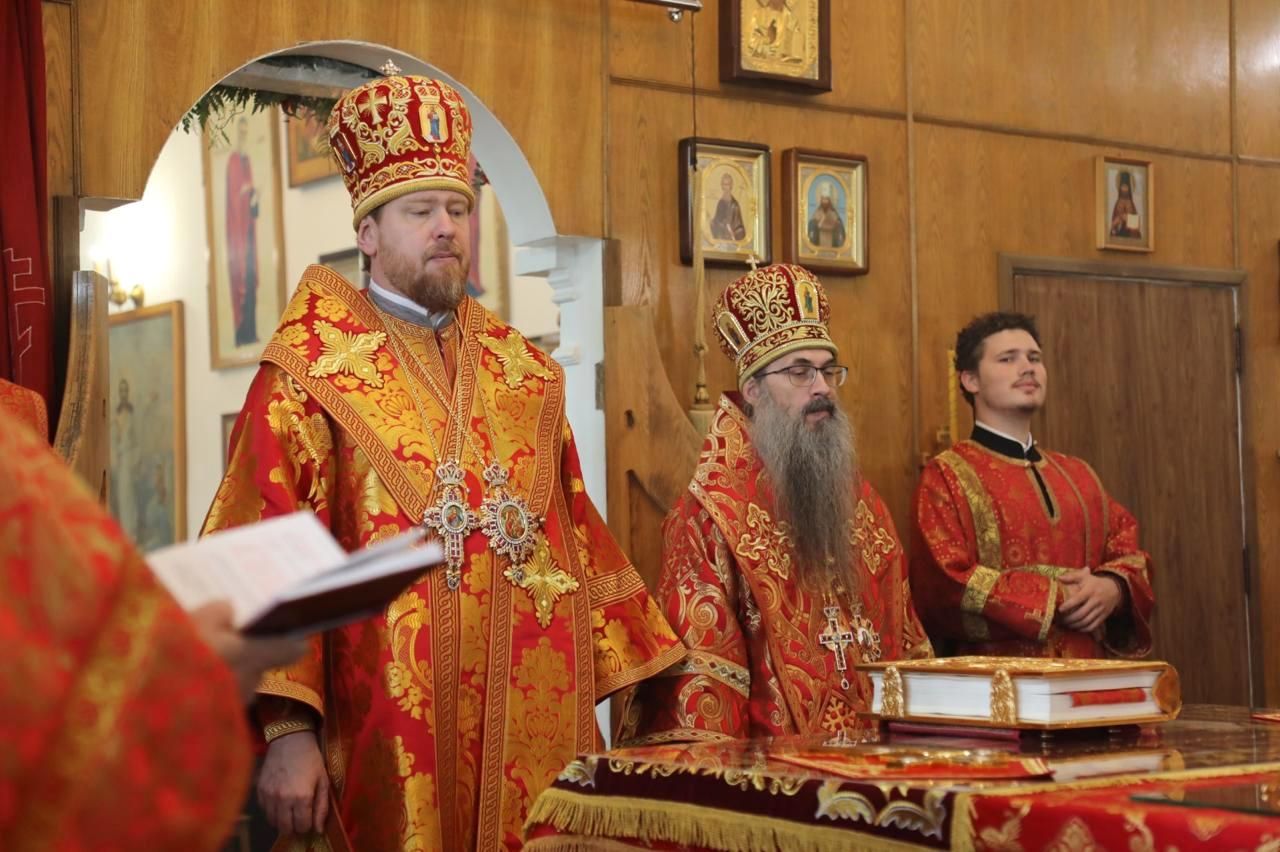 В неделю святых жен-мироносиц митрополит Владимир совершил литургию в Марфо-Мариинской обители