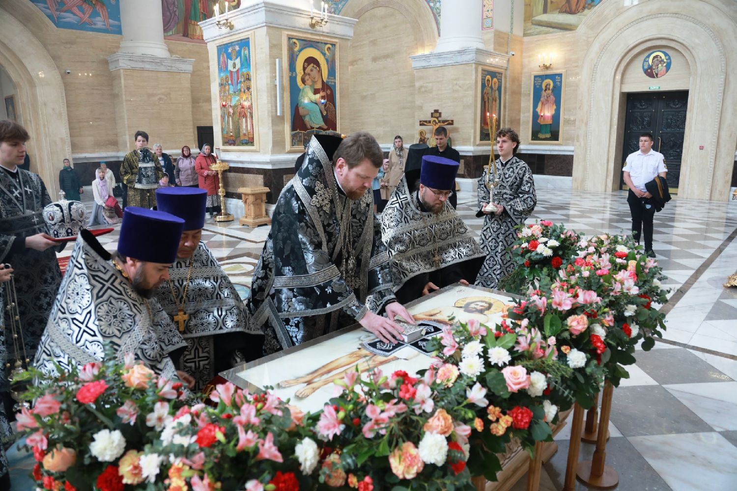 В Великий Пяток глава Приморской митрополии совершил вечерню с выносом Плащаницы Спасителя в Спасо-Преображенском соборе