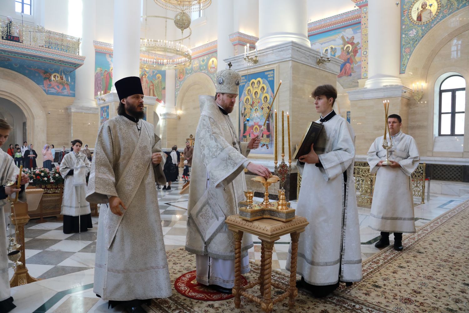 В Великую Субботу митрополит Владимир совершил Литургию Василия Великого в Спасо-Преображенском соборе