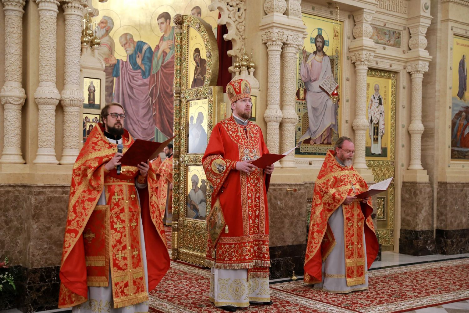 Впервые торжественное Пасхальное богослужение совершено в главном храме Приморья