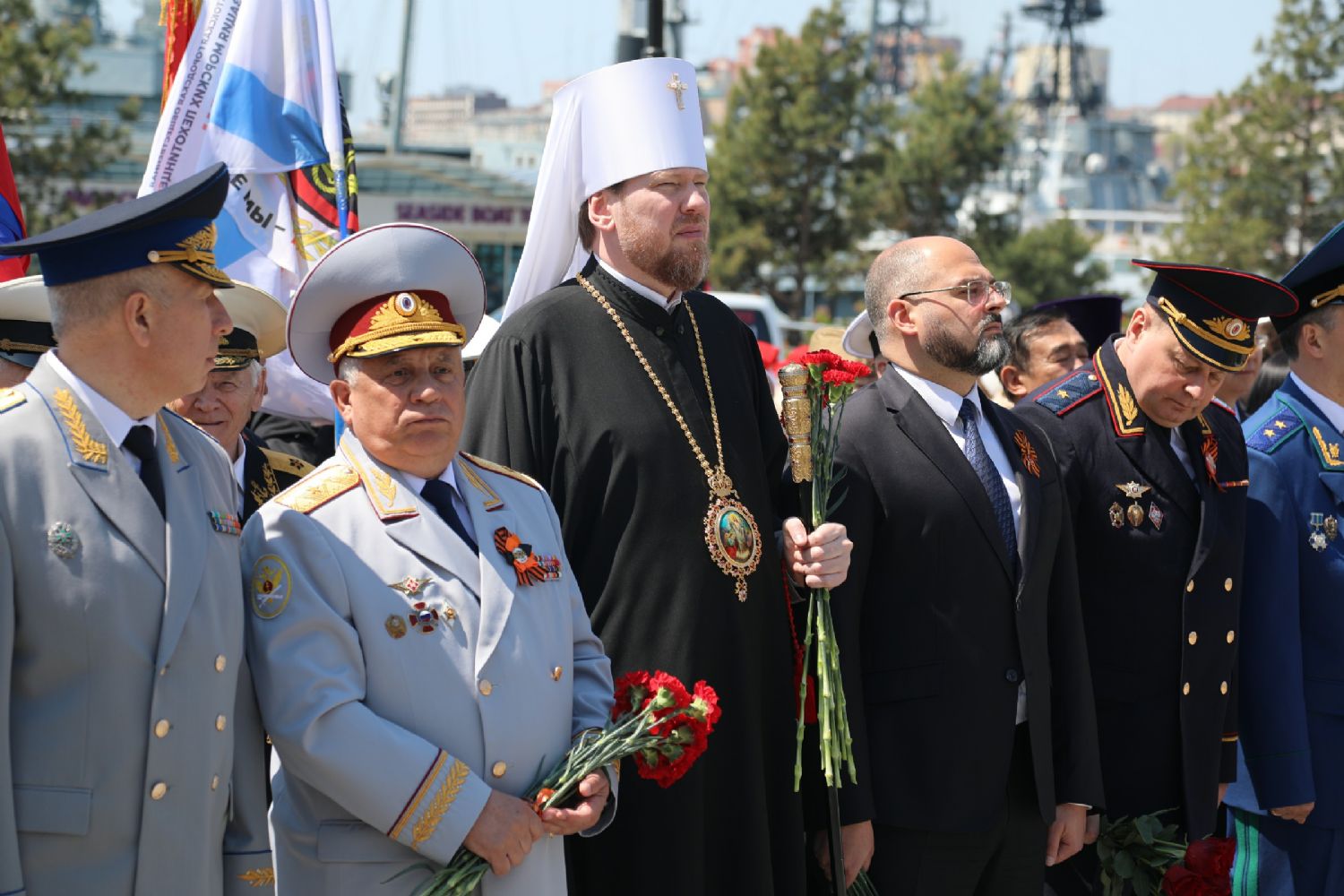 Митрополит Владимир принял участие в церемонии возложения цветов к Вечному огню, посвященной 79-й годовщине Великой Победы