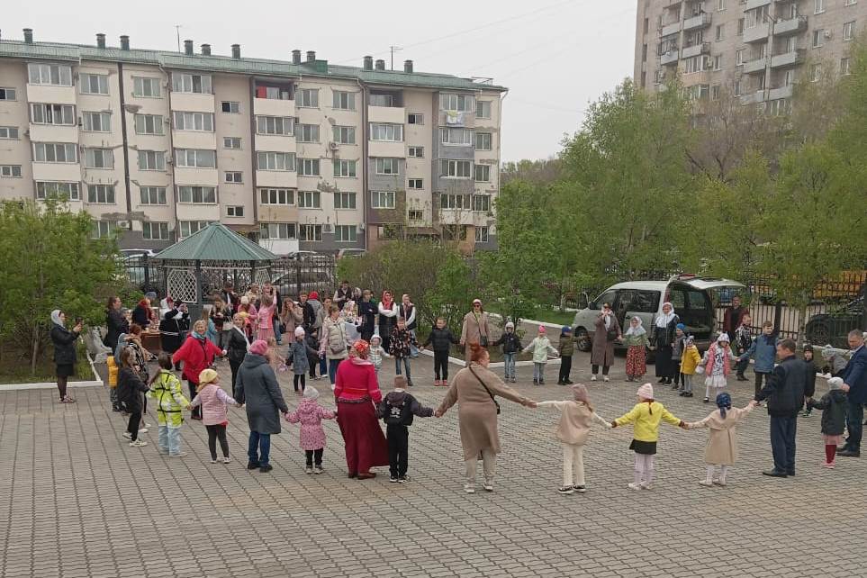 Праздничные мероприятия в день Святой Пасхи прошли на приходе Никольского храма города Уссурийска