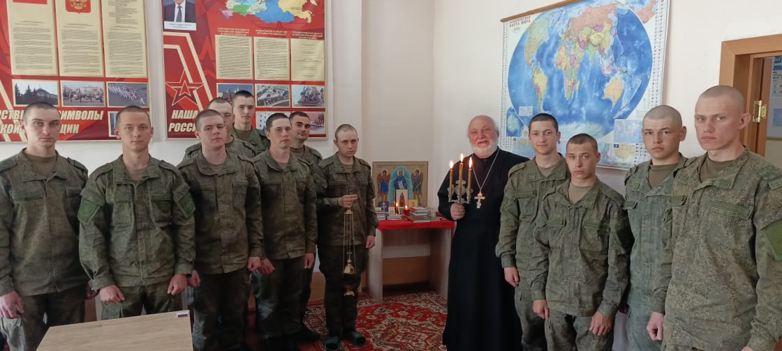 Священник поздравил военнослужащих с праздником Пасхи Христовой (+ Фото)