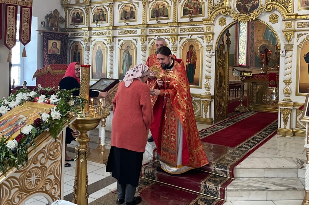 Миссионерская литургия в храме Успения Божией Матери