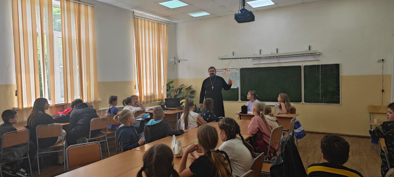 Священник провел встречу со школьниками на тему «Семья и Родина».