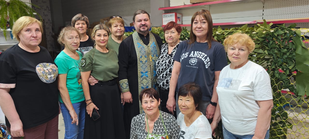 Священник освятил маскировочные сети.