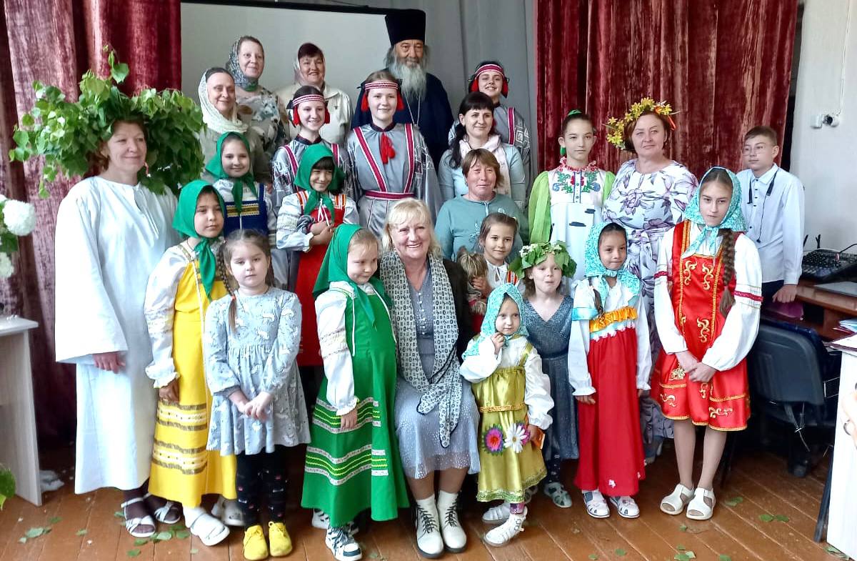 Встретили стихами и песнями (+ Фото)