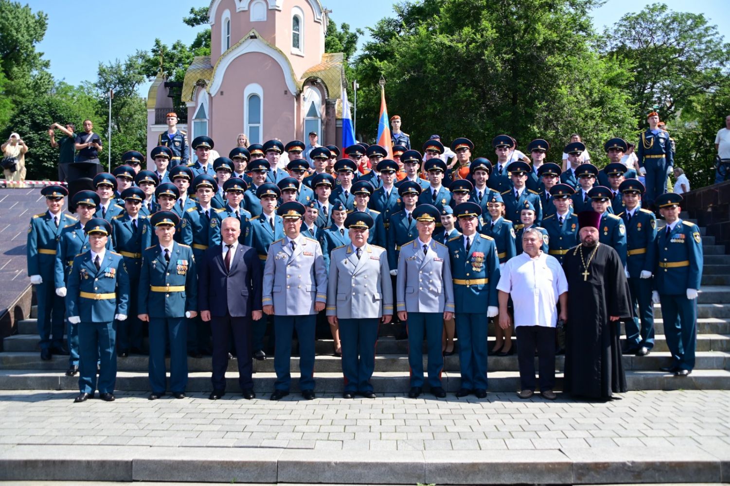 Священник принял участие в выпускном Дальневосточной пожарно-спасательной академии