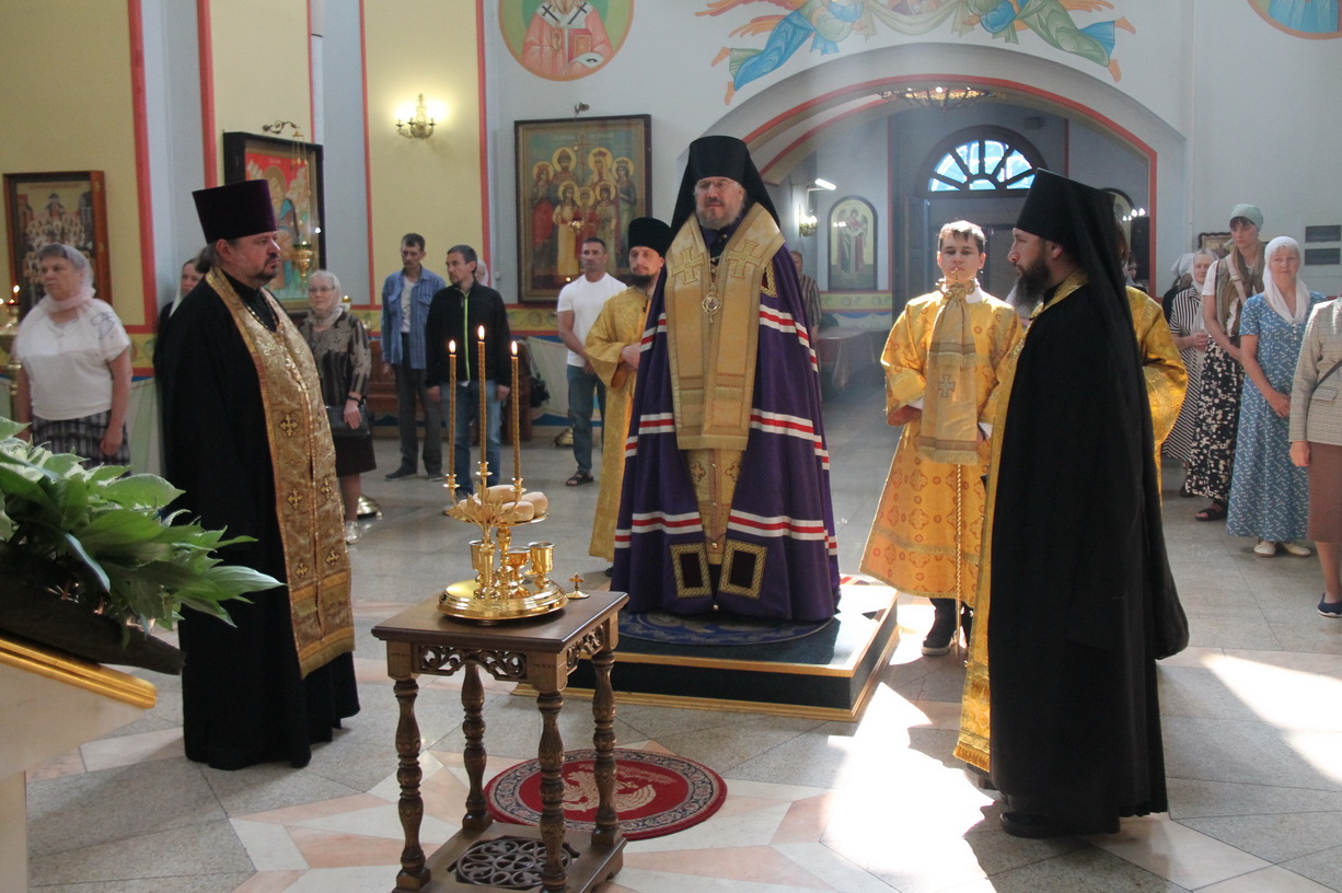 В канун праздника святых первоверховных апостолов Петра и Павла, епископ Находкинский и Преображенский Николай возглавил всенощное бдение в Казанском кафедральном соборе г. Находки.