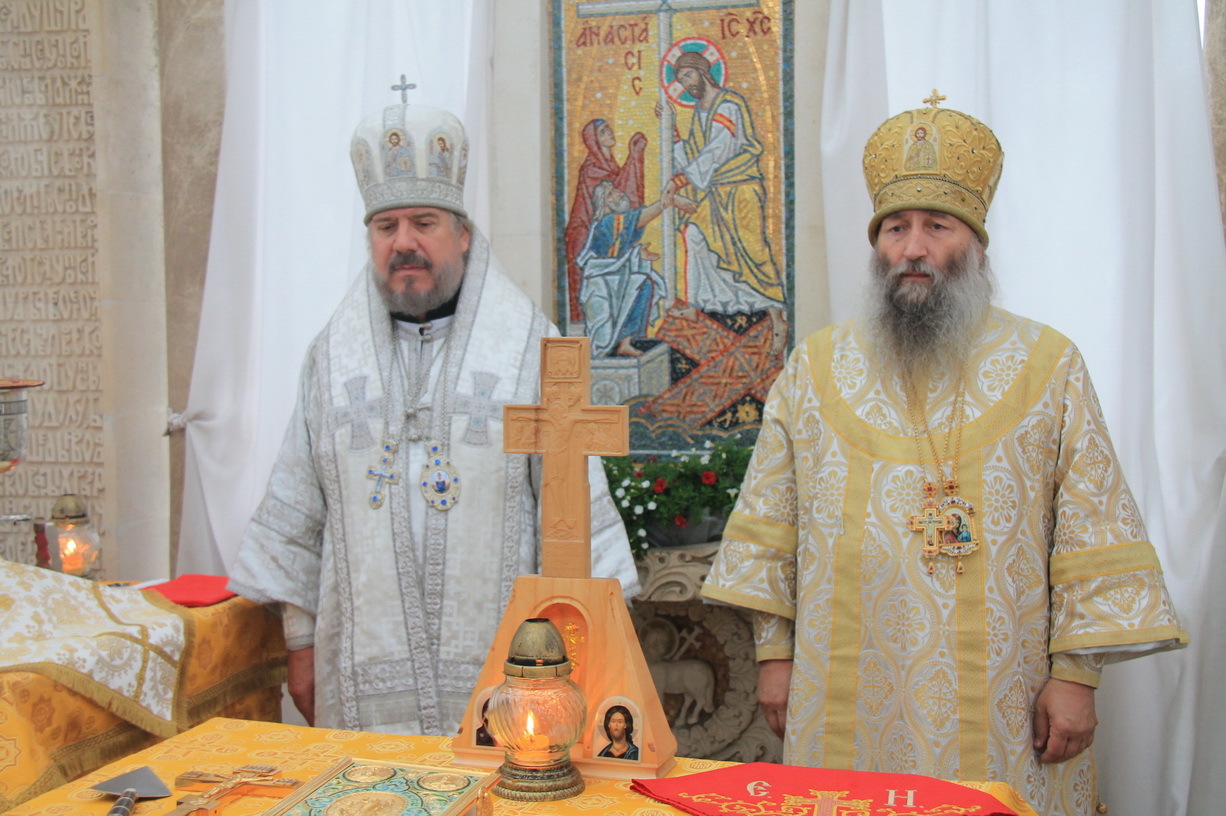 Епископ Находкинский и Преображенский Николай и епископ Арсеньевский и Дальнегорский Гурий совершили Божественную Литургию на «Новом» кладбище г. Находки (+ Фото + Видео)