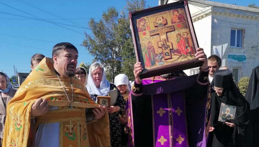 Крестный ход с частицей Животворящего Креста Косподня прошел в п.Ливадия.