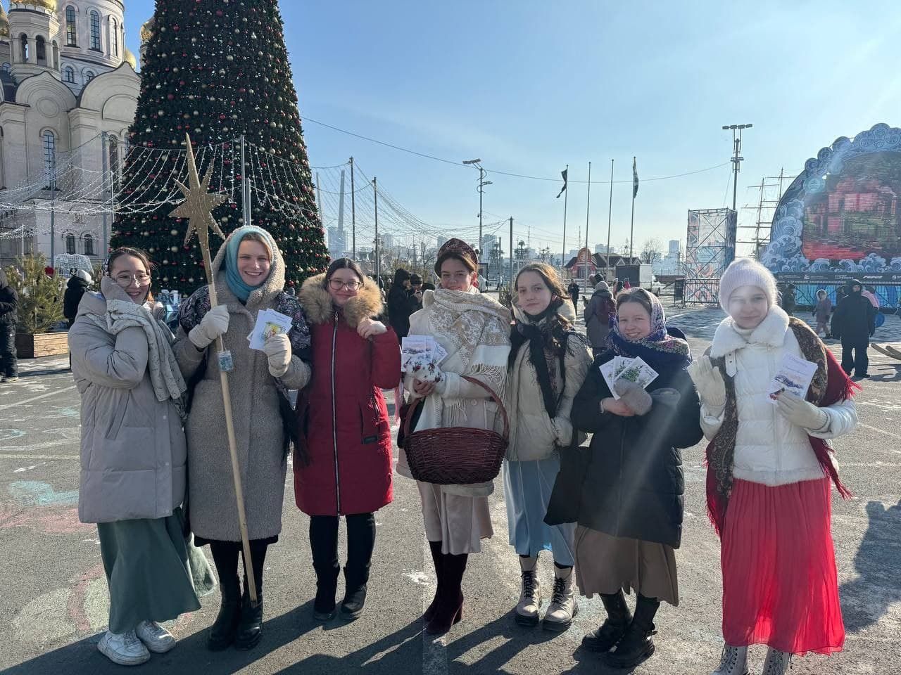 Молодёжь Покровского храма поздравила горожан с Рождеством Христовым