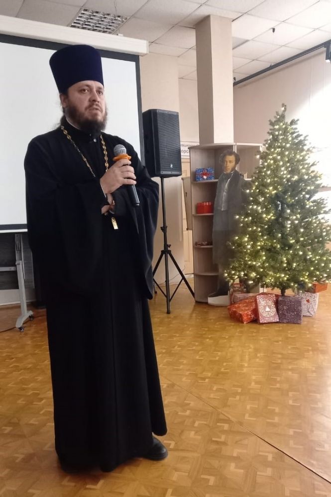 В библиотеке им. Горького прошла встреча с настоятелем Покровского храма иереем Владимиром Плотниковым