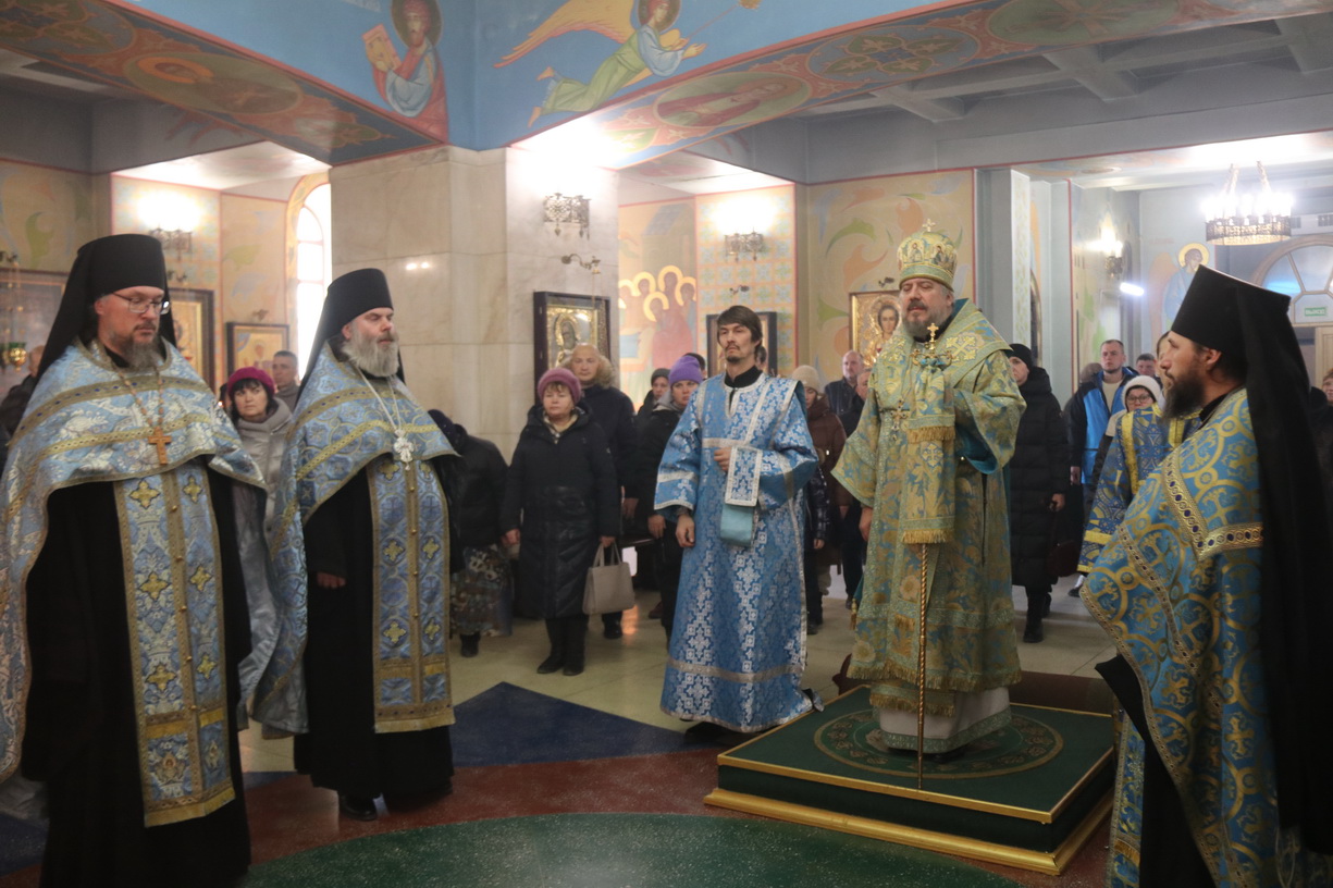Епископ Находкинский и Преображенский Николай возглавил всенощное бдение в Казанском соборе.