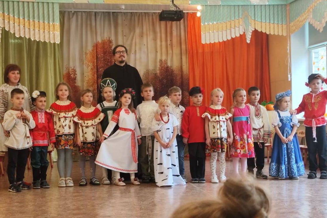 Диакон Валентин Белкин принял участие в детском утреннике в честь праздника Покрова