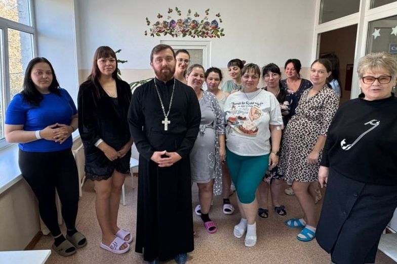 Иерей Михаил Стуков совершил молебен в Уссурийском роддоме 